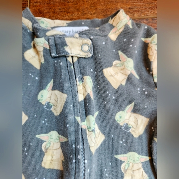 Pottery Barn Star Wars Baby Yoda Onesie sz 12-18 months - Picture 3 of 6